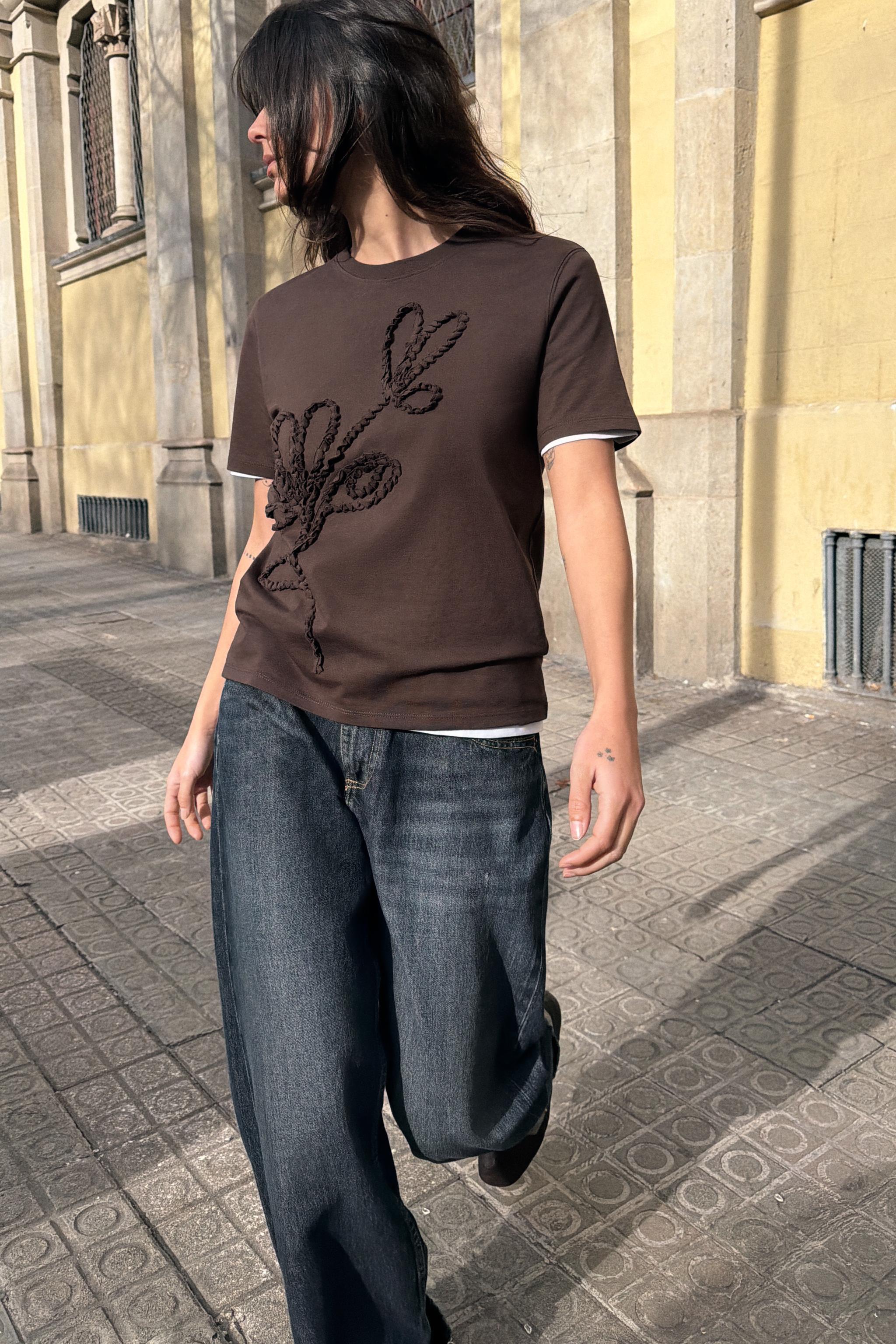 T-SHIRT À LACETS EN RELIEF